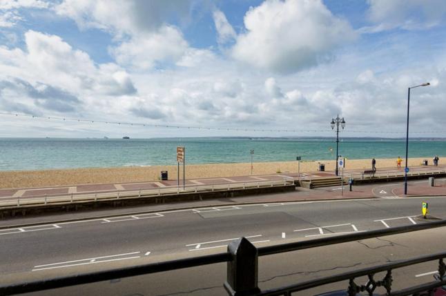Appartement Spacious 3 Bedroom Beachfront With Amazing Sea Views! *